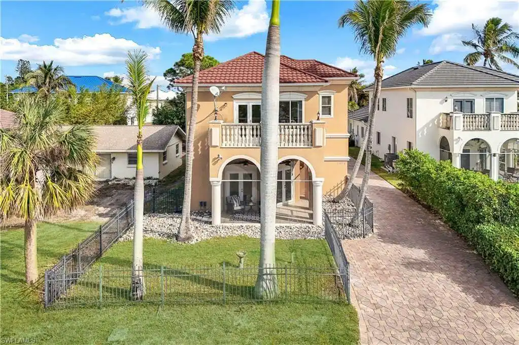 Versatile Property in Naples Park
